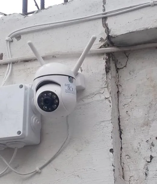 Caméra de surveillance fixée sur une façade