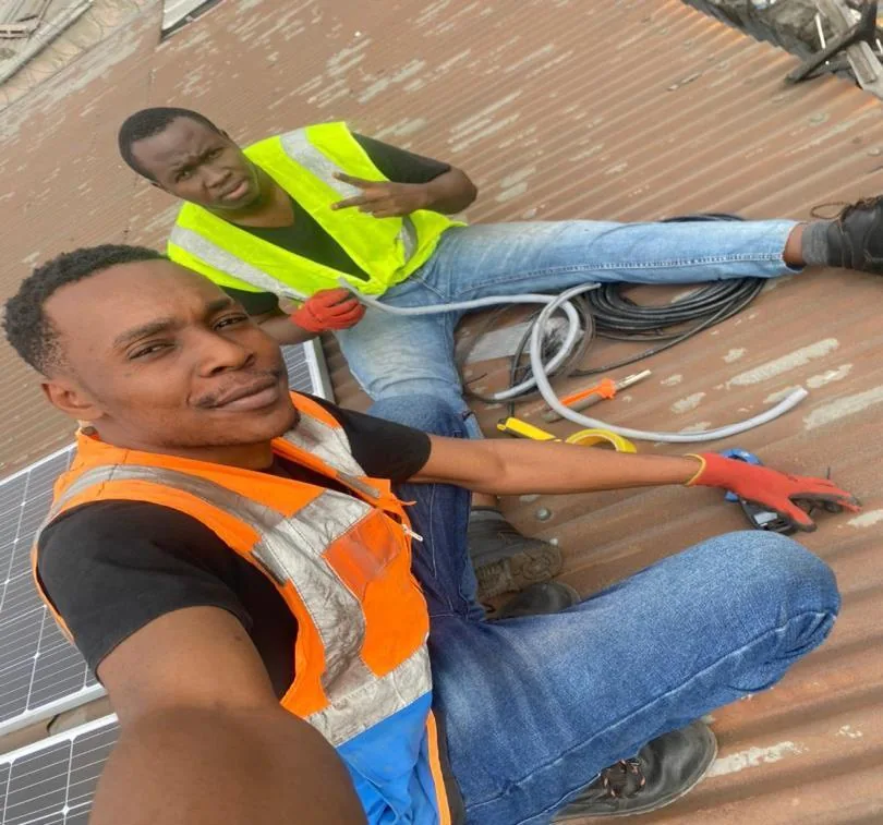 Deux membres de l’équipe sur un chantier