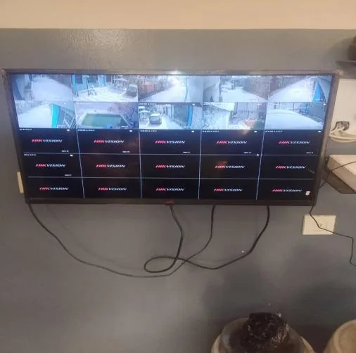 Écran affichant plusieurs vues de surveillance