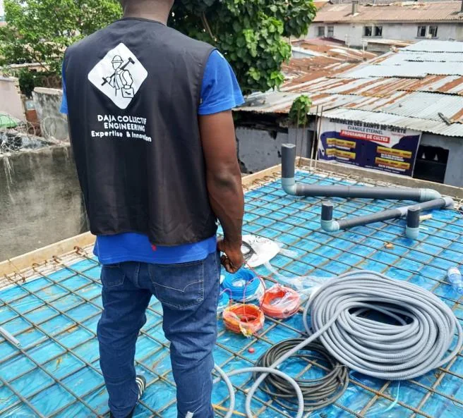 Technicien Daja Collectif Engineering et câblage sur un chantier
